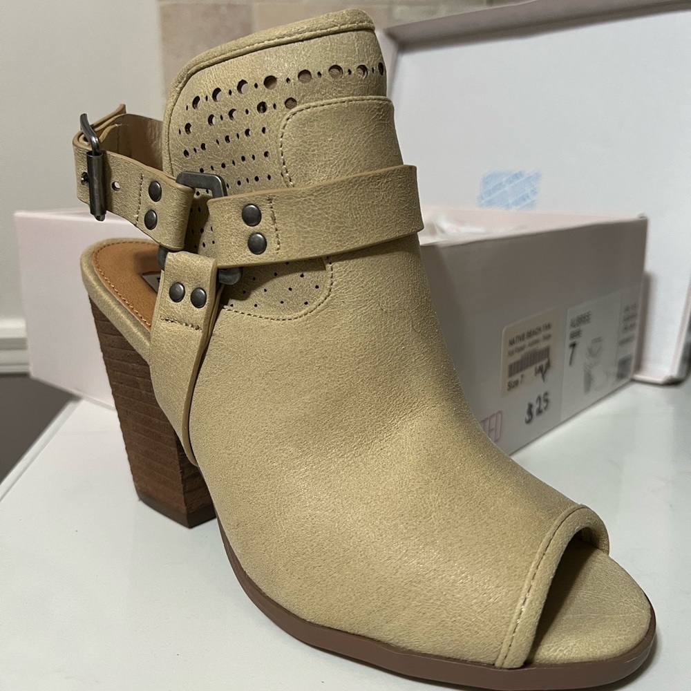 Not Rated Aubree beige shooties. Size 7. NIB